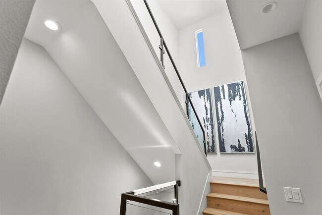Building Photo - FURNISHED MODEL TOWNHOME IN HOA COMMUNITY