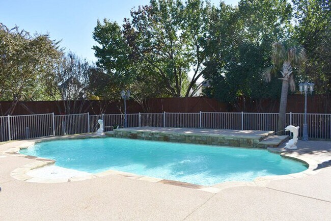 Building Photo - Prestigious 5-3.5-3 w POOL in Southlake!