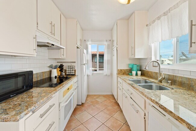 Fully equipped kitchen - 709 Agate St