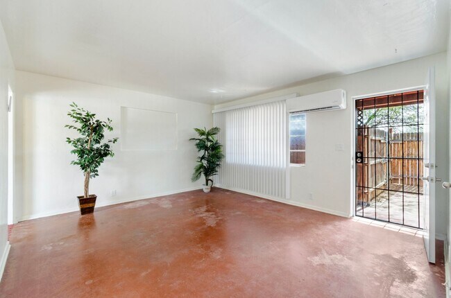 Building Photo - Recently Remodeled Gem! Steps Away from U of A Main Campus!