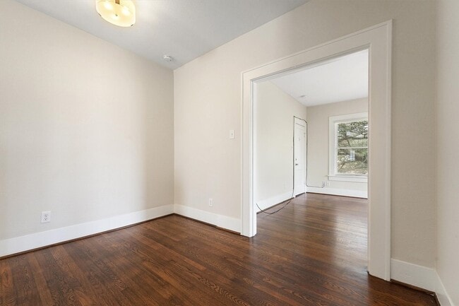 Building Photo - 1135 W Gray St