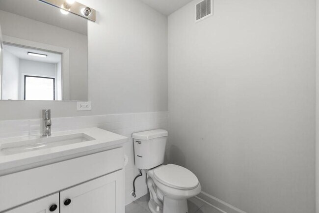 Building Photo - 2 bedroom in Chicago IL 60618