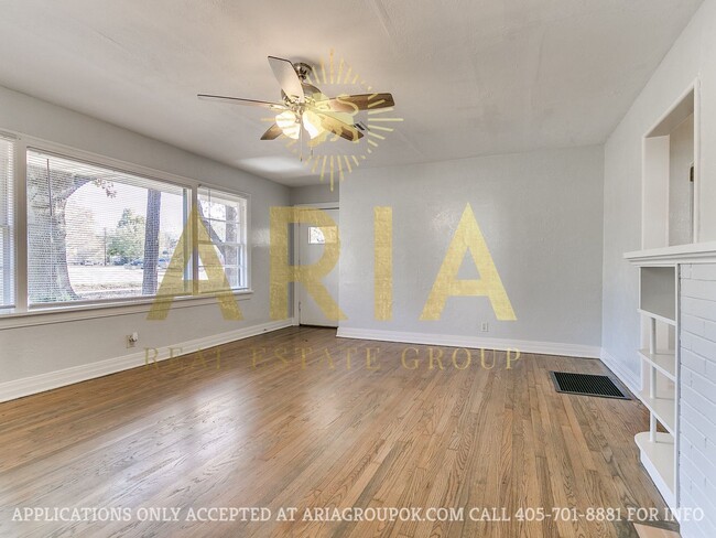 Building Photo - COMING SOON! 2 Bed/2 Bath Duplex Super Clo...