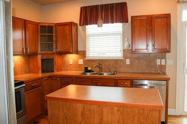 Building Photo - Meticulously maintained townhome on August...