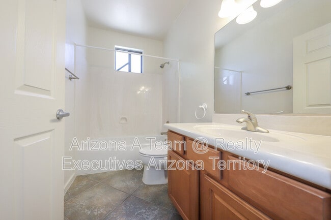 Building Photo - 665 E Weckl Pl