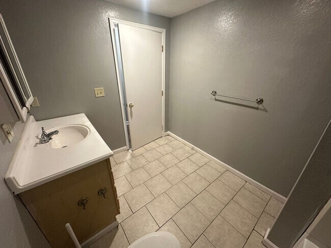 Building Photo - 122 S Gordon-