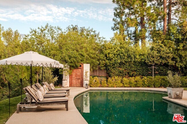 Building Photo - 18875 Pasadero Dr