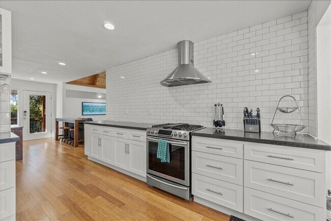 Building Photo - 47 Geysers Rd