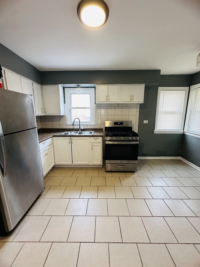 Building Photo - 3850 W 81st St