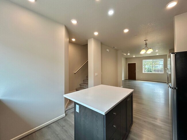 Building Photo - Stunning 2 Bed, 2.5 Bath Craftsman Townhome with Community Amenities!