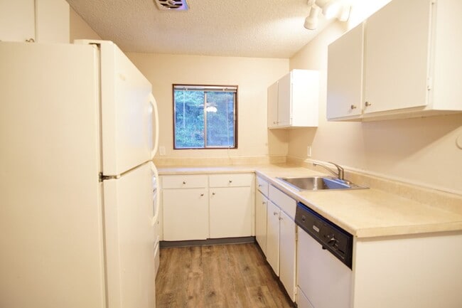 Building Photo - Nicely Updated Top Floor Corner 2-Bdr Near OHSU w/Private Balcony!