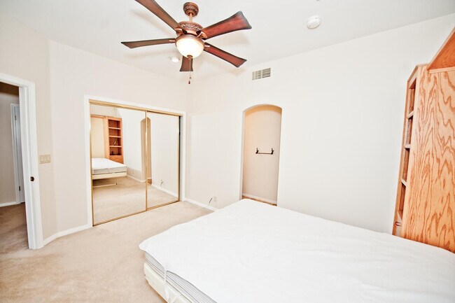 Building Photo - 2322 S Rogers Cir