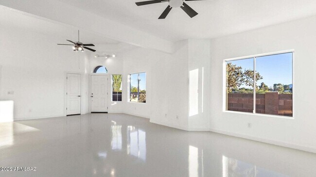 Building Photo - 574 Duchess Dr