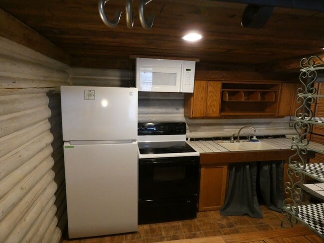 Building Photo - APPLICATION PENDING - **Charming Cabin**