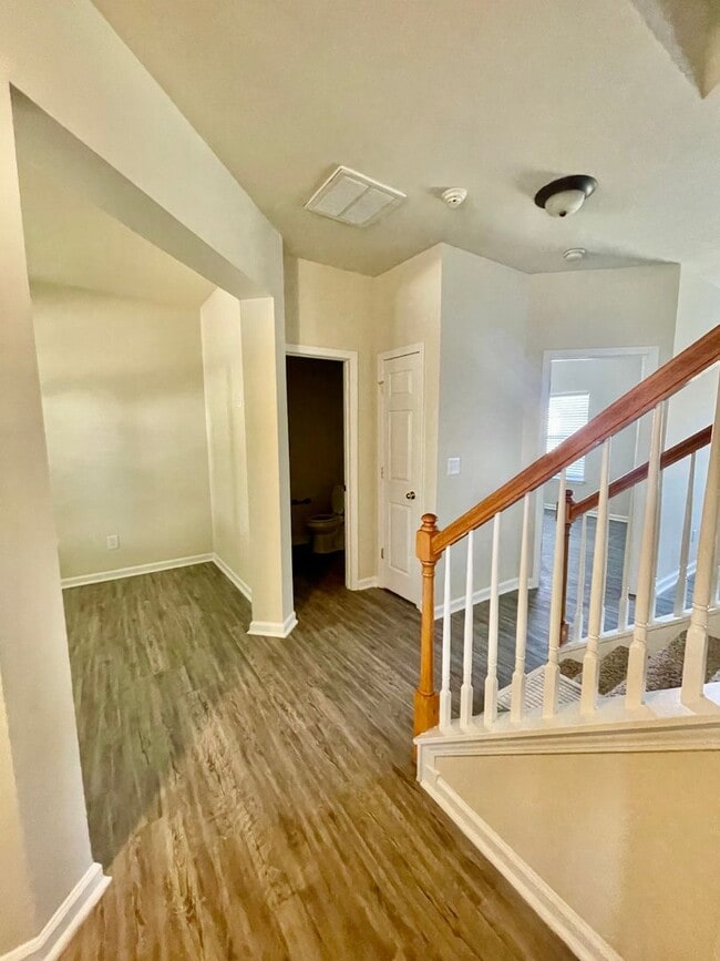 Building Photo - Stunning 5-bedroom, 2.5-bathroom home | Lo...