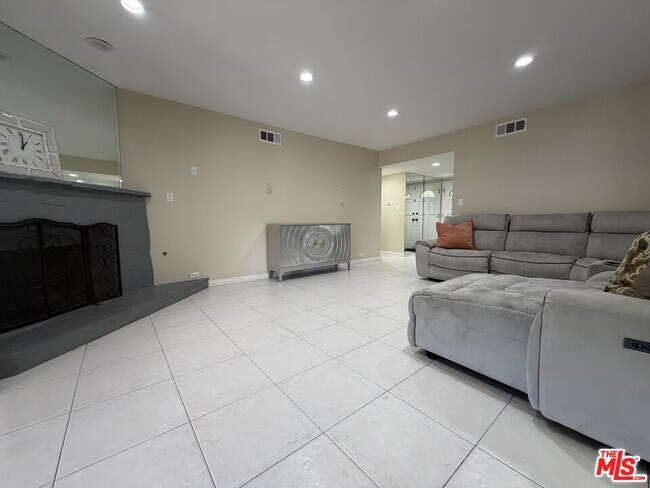 Building Photo - 10609 Reseda Blvd