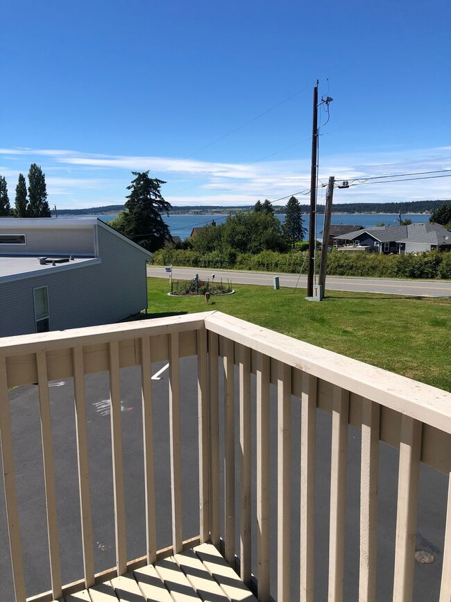 Building Photo - 925 SqFt, 2 Bed Condo in Coupeville, 20 Mi...