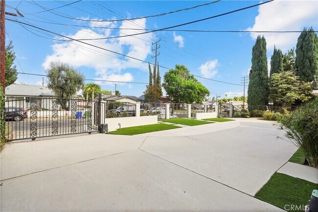 Building Photo - 7425 Vanalden Ave