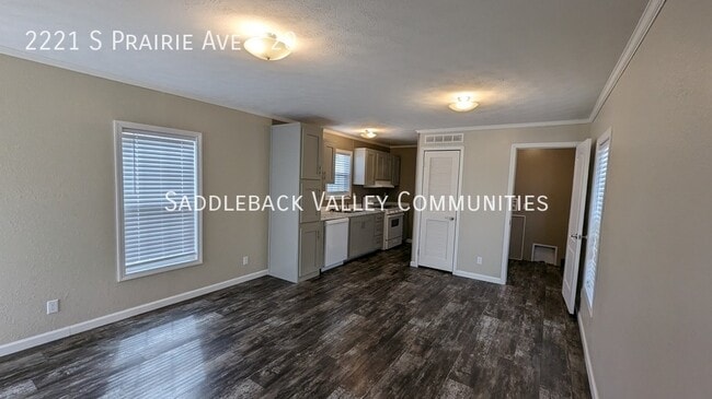 Building Photo - 2221 S Prairie Ave