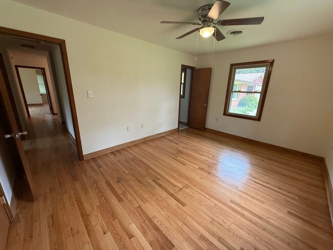 Building Photo - Large 4-Bed Brick Rancher with 2-Car Attac...