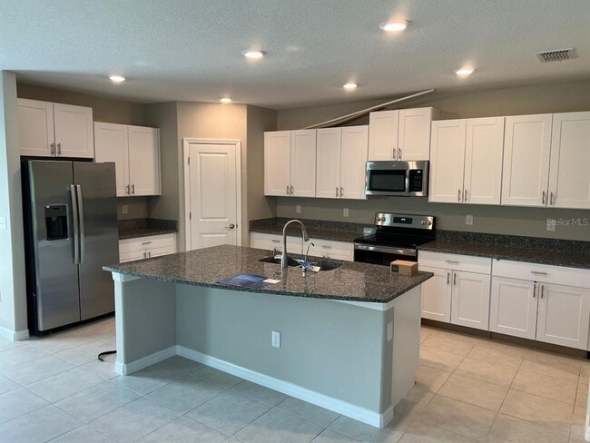 Building Photo - 580 Royal Empress Dr