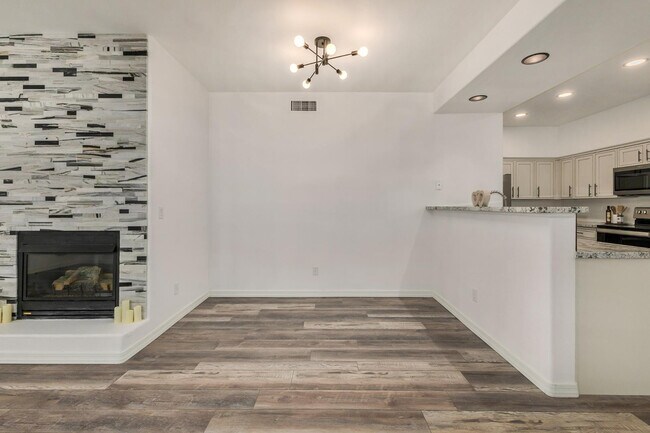 Building Photo - 15221 N Clubgate Dr