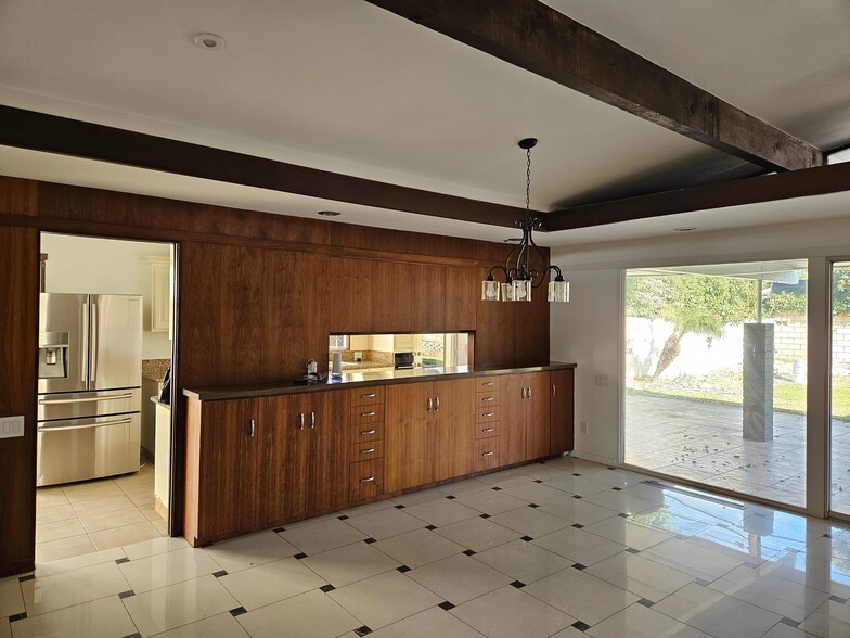 Dining area - 3657 Broadmoor Blvd