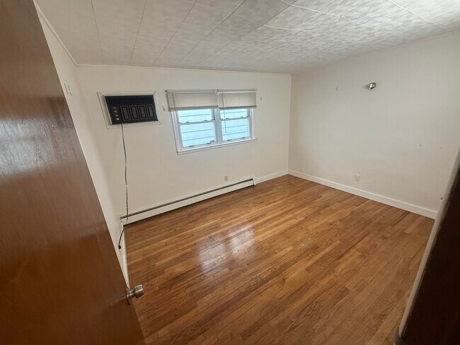 Building Photo - 36 W 9th St