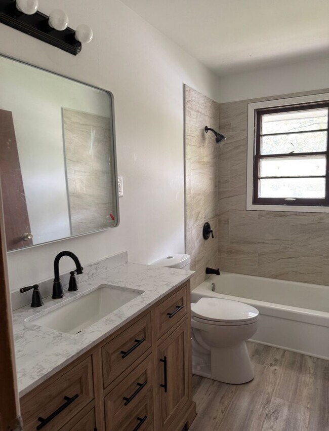 Building Photo - 239 Flintridge Dr