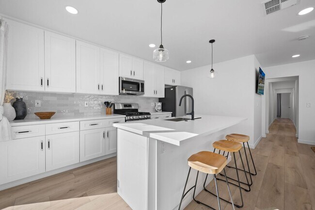Building Photo - Newly Remodeled and Fully furnished- Missi...