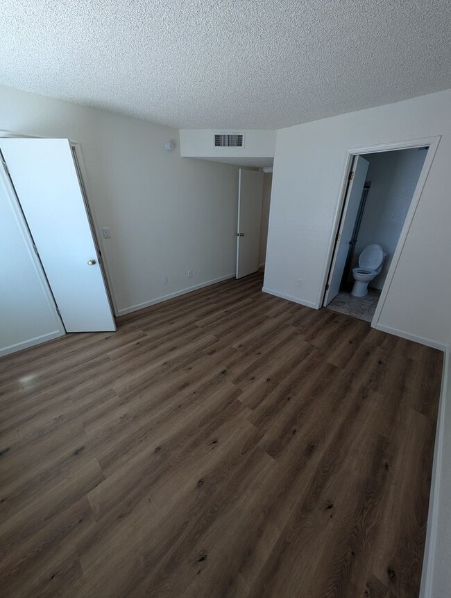 Building Photo - 1430 N Leawood Pl