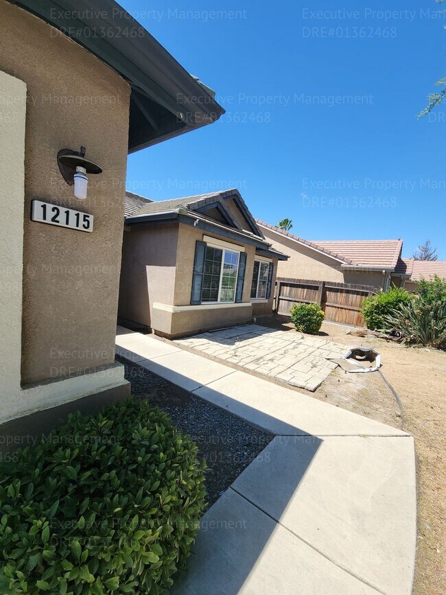 Building Photo - 5 bedrooms/ 2 baths Location Olive Dr/ Old Farm Rd