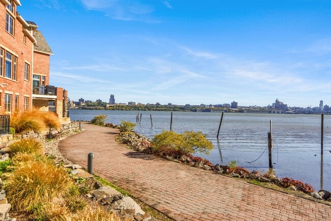 Building Photo - 17 Moorings Ln