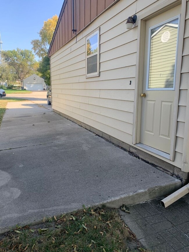 Building Photo - 3 bedroom, 1.5 Bath Home located near Skyv...