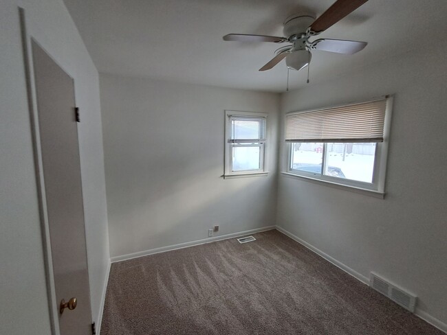 Building Photo - Affordable 2-Bedroom Gem in Flint – Detach...