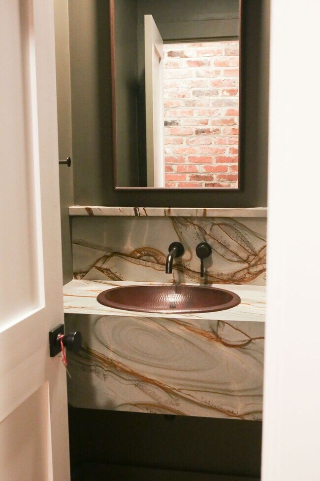 Building Photo - Available 6/15. Stunning, Fully-Rennovated...