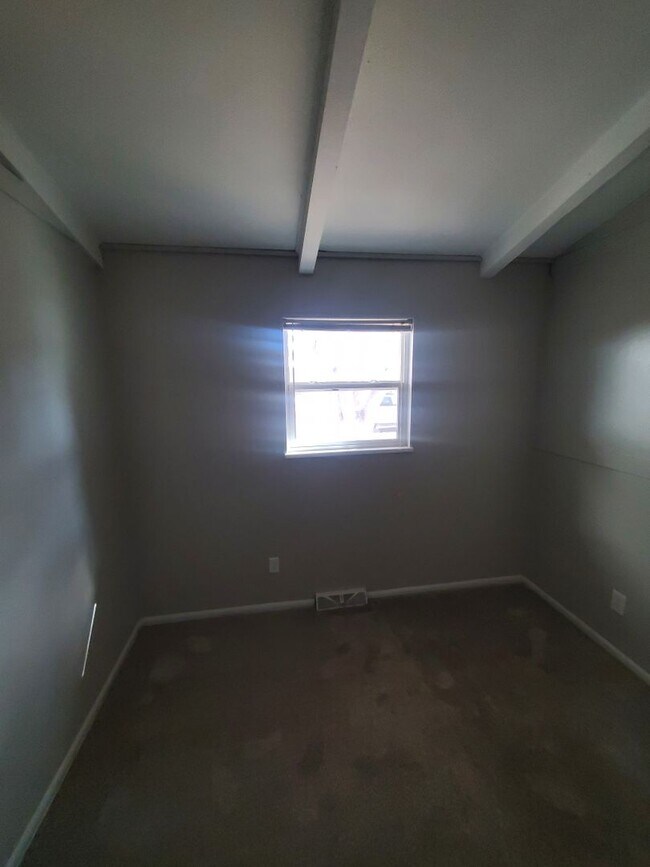 Building Photo - Spacious Ranch Style 4 BR Available in Aug...
