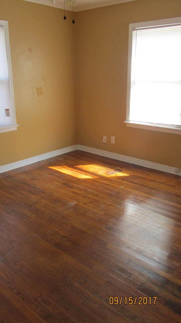 Building Photo - 2 bedroom/1 bathroom - Centrally Located i...