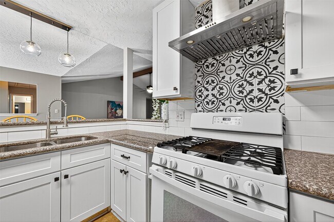 Building Photo - 802 Cascade Creek Dr