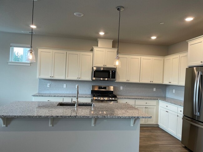 Building Photo - Lovely 4 Bed 2.5 Bath Home! Located near t...