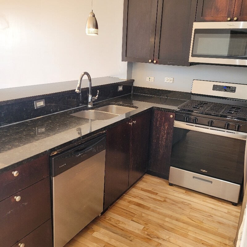 Building Photo - 2440 W Madison St