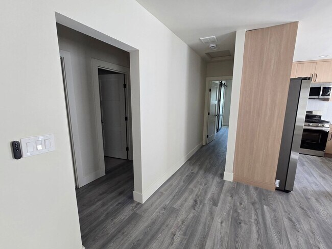 Building Photo - Completely Remodeled Home for Rent – Midto...