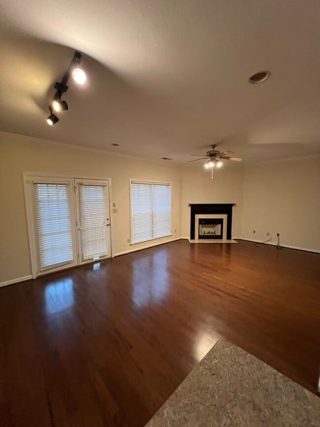 Building Photo - Townhome For Rent In Vestavia Hills!!! Ava...
