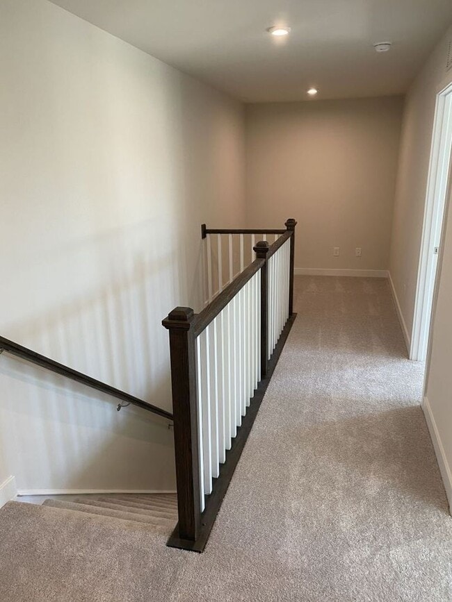 Building Photo - Great 3 Bed, 2 Story Townhome near Concord Mills