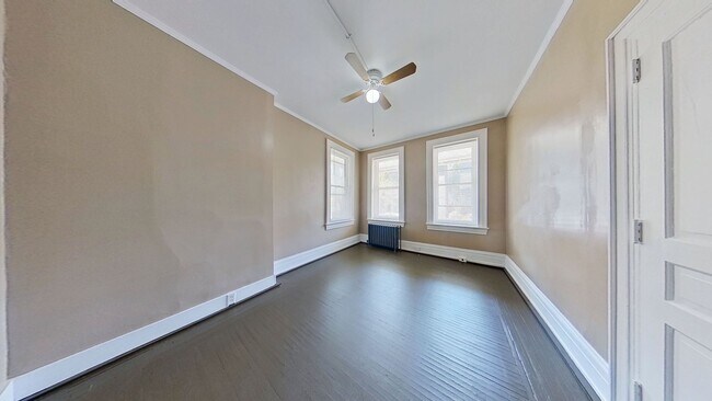 Building Photo - Charming First Floor Apartment