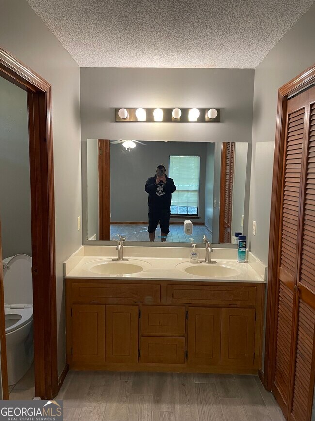 Building Photo - 211 N Woodvalley Dr