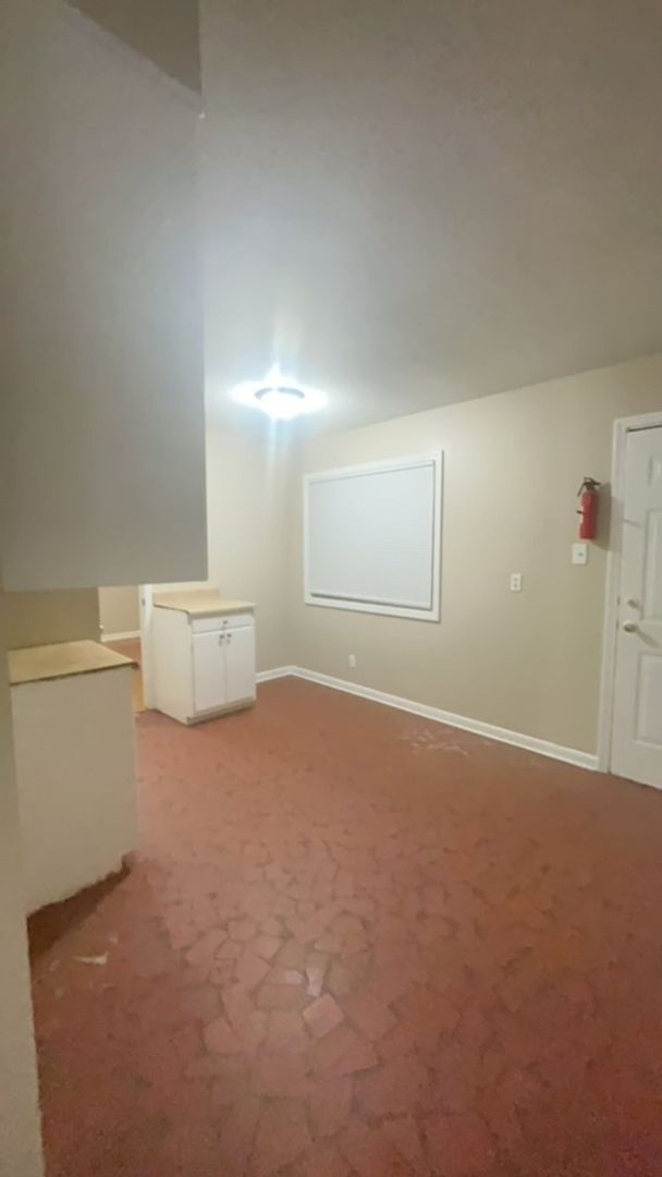 Building Photo - MOVE-IN SPECIAL 1/2 OFF 1ST MONTH'S RENT!!