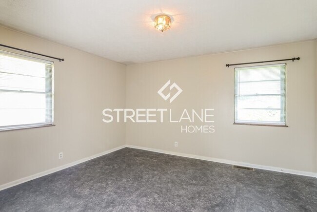 Building Photo - REDUCED!