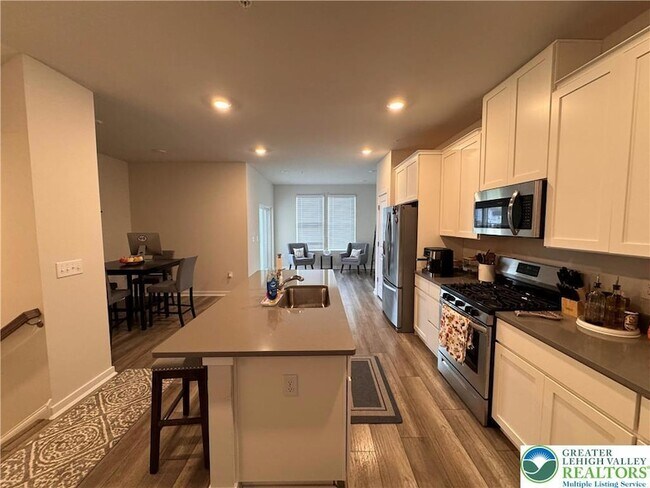 Building Photo - 7505 Clayton Ave