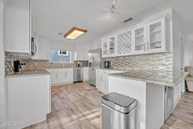 Building Photo - 450 Lambert Ave